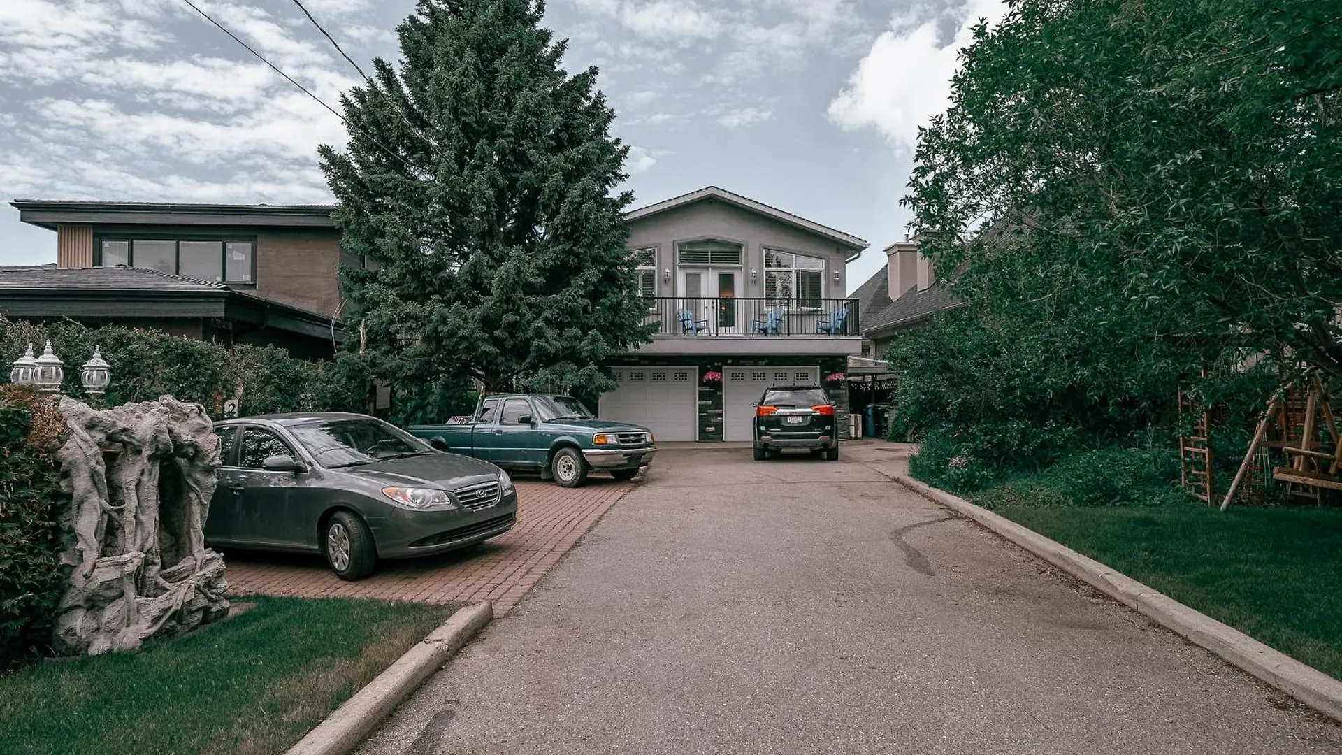 Gasthof Along River Ridge YYC